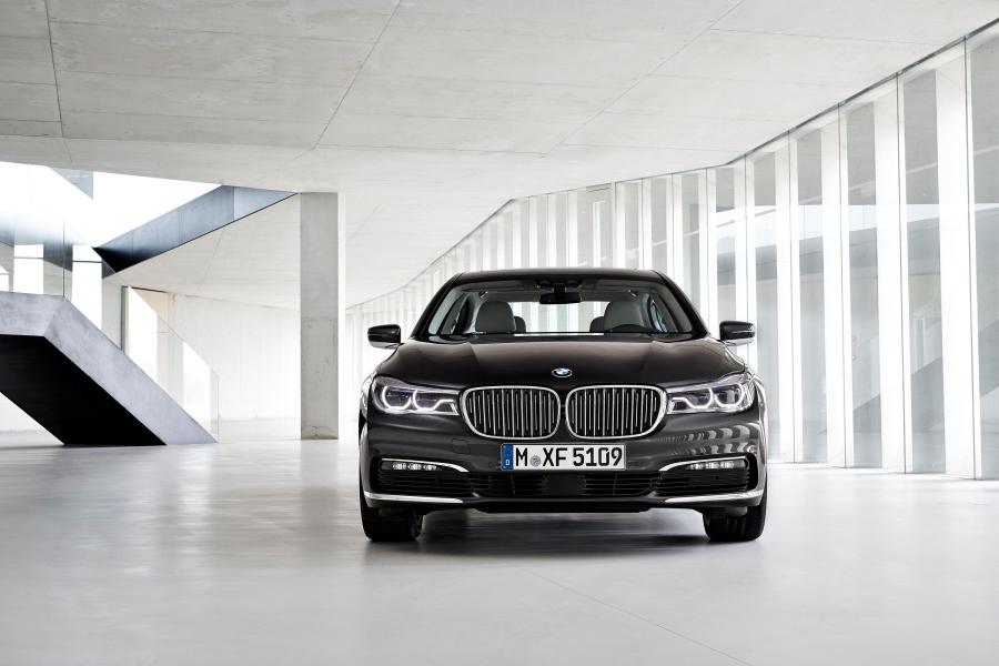 BMW 750Li xDrive 2015 года  (фото 2 из 41)